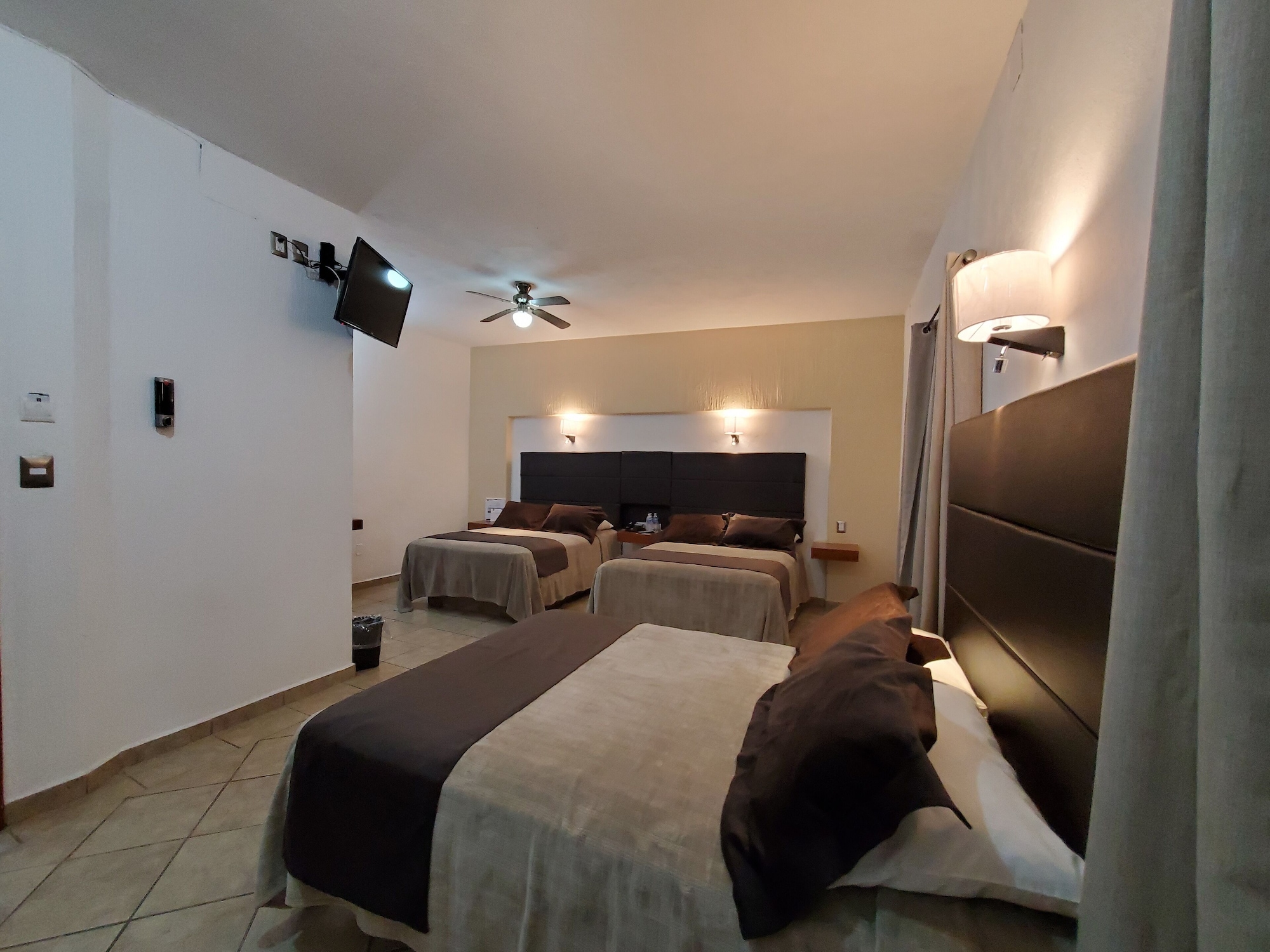 家庭房， 多张床