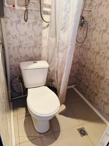 混合宿舍房中的单人床位