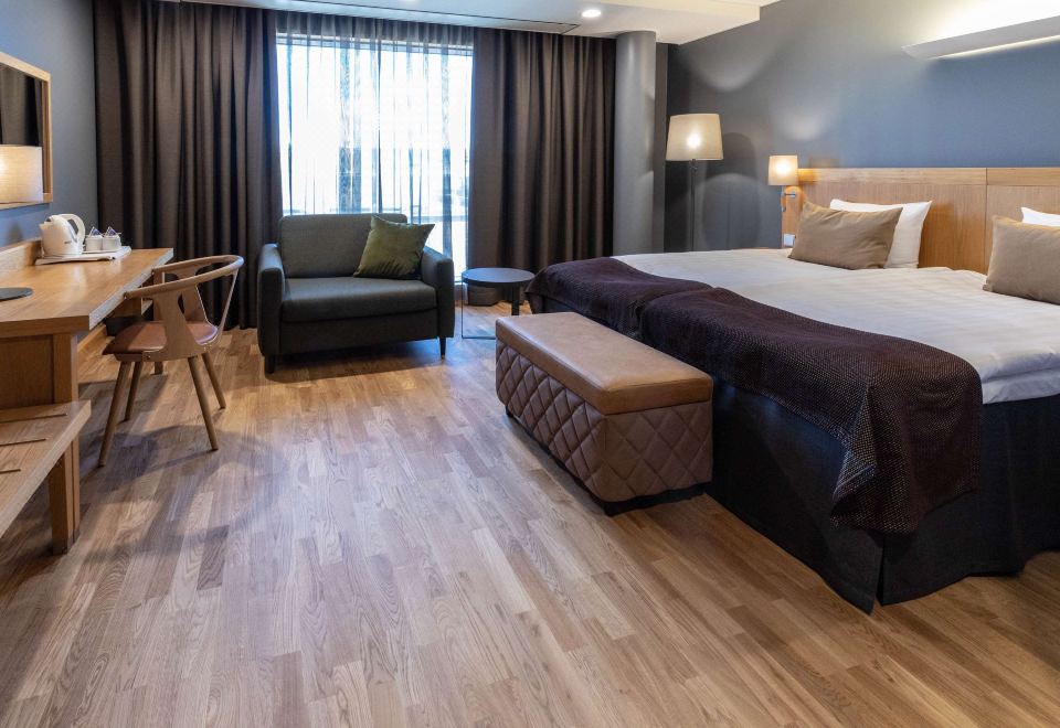 高级特大床间带梳化床