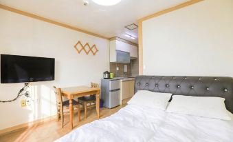 Donghae Beach Gallery Bed and Breakfast