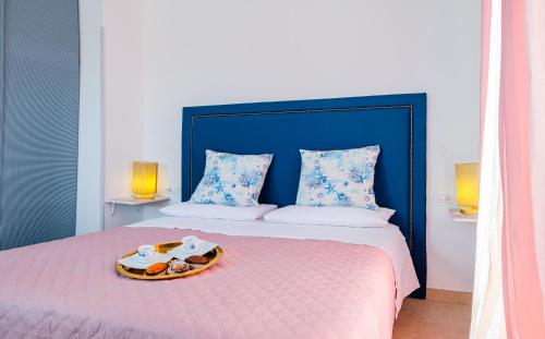 带按摩浴缸和海景的顶层公寓