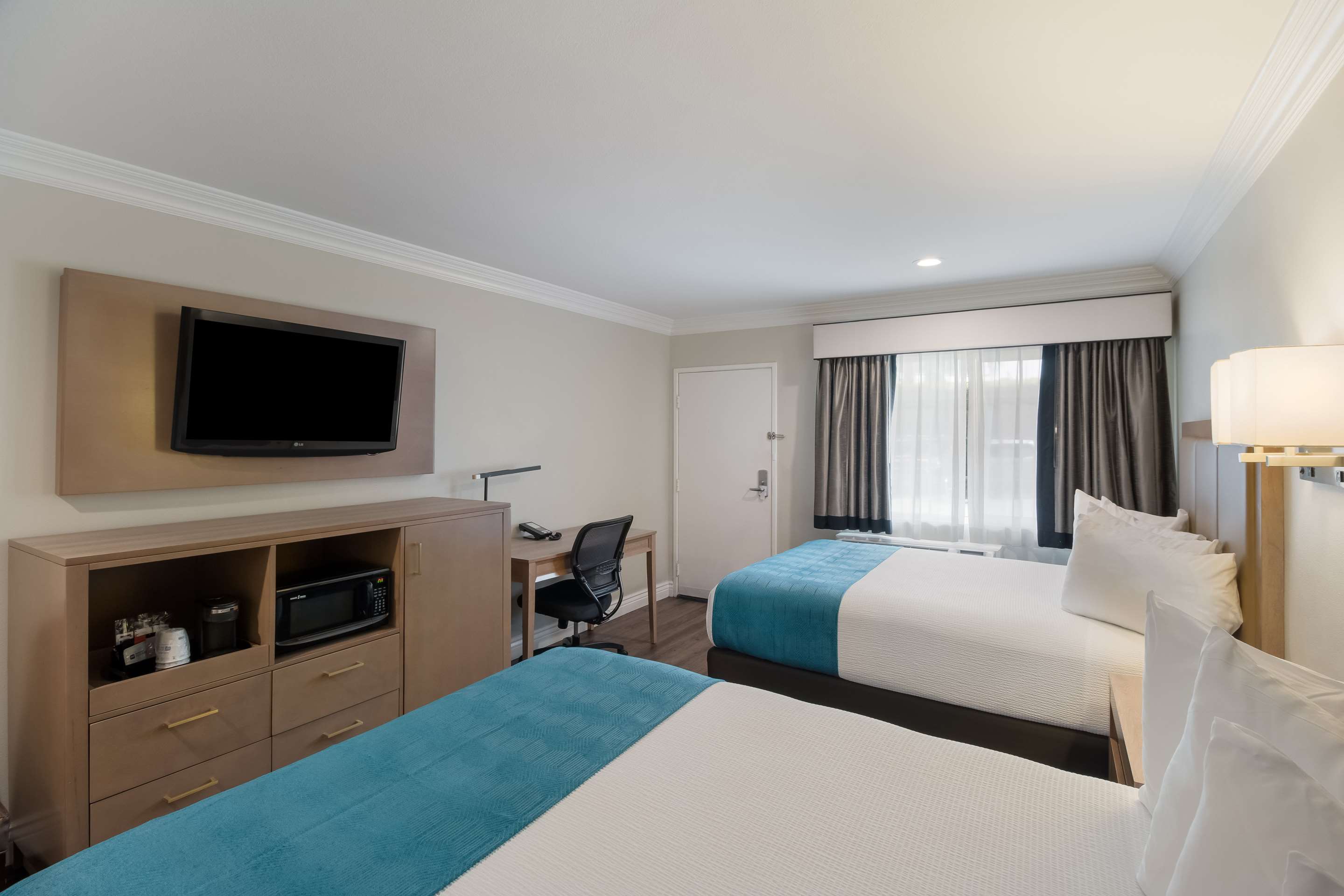 2张大床， 无烟， 带微波炉和冰箱， 工作桌， 无线网络