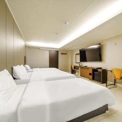 3-Person Triple Bed (Double, Super Single X 2, Soccer Game View) Suwon 17st 쿠폰