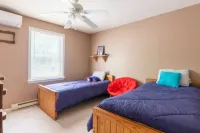 Winter Wonderland Chalet WArcades, Pool Table, Fire Pit, Lake, Pools & Ski Lifts