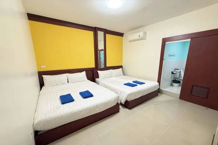 ห้องมาตรฐานเตียงควีนไซส์พร้อมเตียงควีนไซส์ 2 เตียง