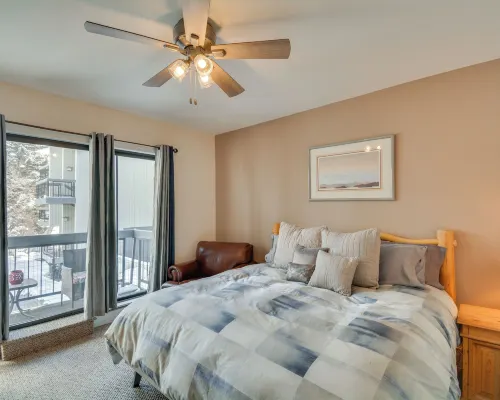 Private Ski Retreat in Avon: Eagle River Views! Hotele w: Eagle-Vail