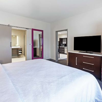 King Suite with Roll-in Shower-Mobility/Hearing Accessible-Non-Smoking