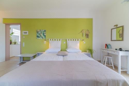 带阳台的三人房