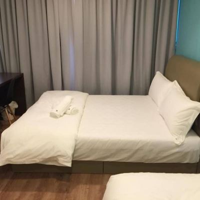 Bilik Deluxe Bertiga Kupon Hotel 57