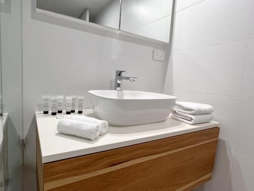 带阳台和海景的两卧室公寓