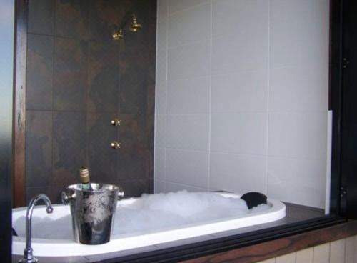 At Remingtons Private Cottages Montville Toorali Cabin