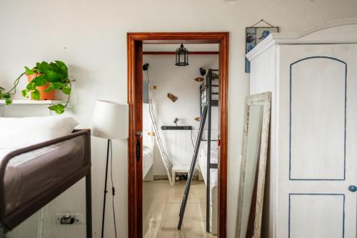 女生宿舍房中的单人床