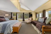 Keystone Ski Resort w/ Free Shuttle, Pet Friendly, Private Hot Tub, Pool Access!