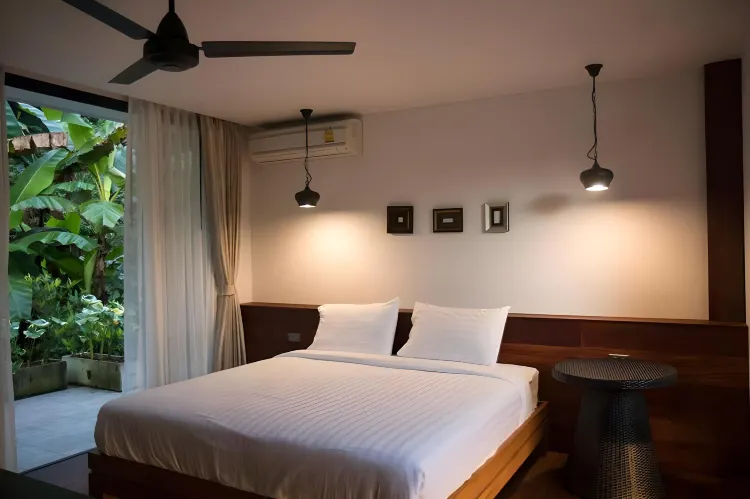 ห้องเตียงคิงไซส์พร้อมลานระเบียงและวิวสวน