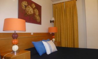 Hostal El Val - Housity