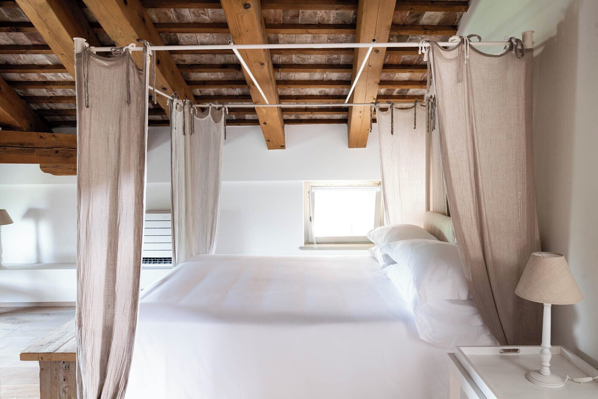 行政四人房， 2 张大床， 浴缸， 花园景观