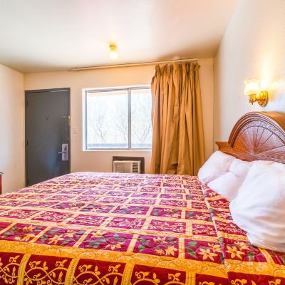 King Bed Non-Smoking Castle Inn & Suites Promo Code
