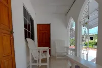 House - Sleeps 2 - Parking - Patio