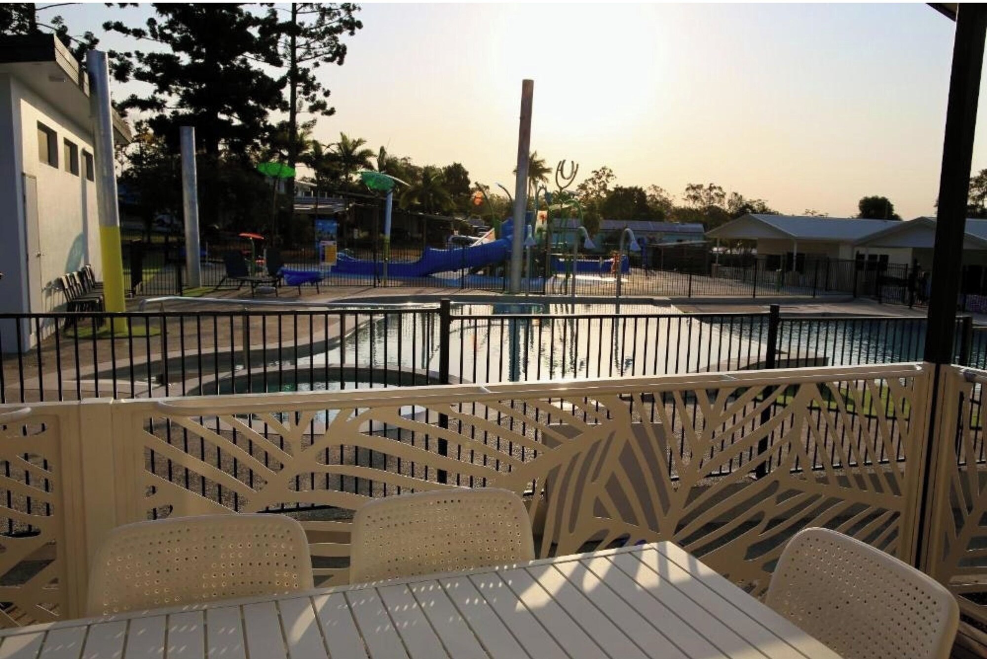 豪华两卧室池畔小屋-S6