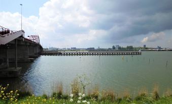 Houseboat Schellingwouderdijk