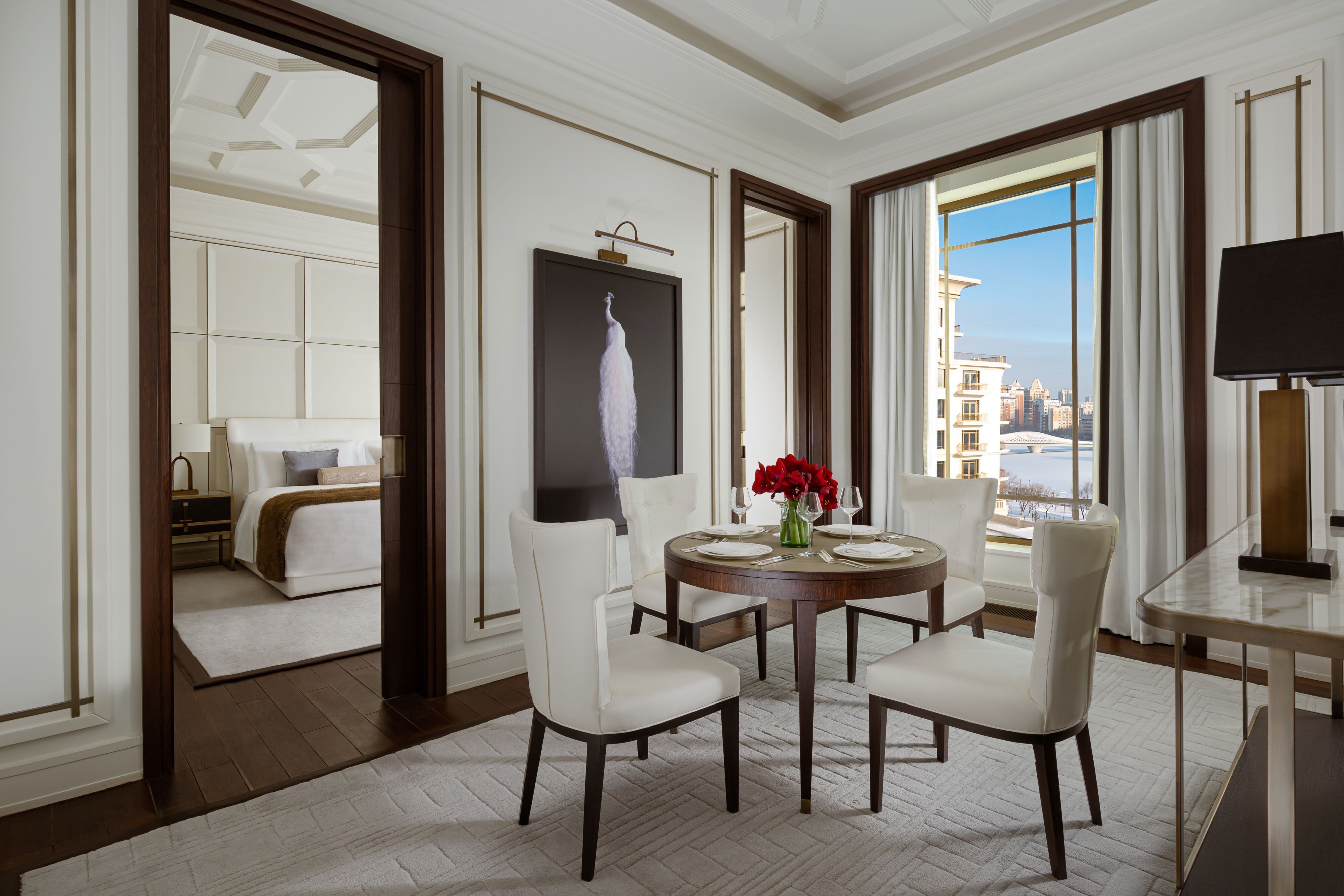 大使套房， 1 卧室套房， 1 张特大床， 阳台