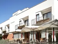 โรงแรมเอ็นเอ็ม สวีทส์ โดย Escampa Hotels โรงแรมใน