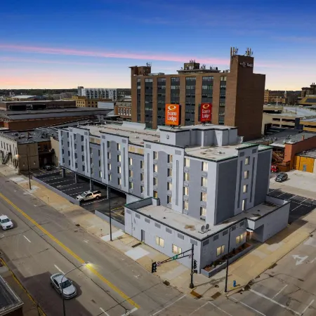 Econo Lodge Inn & Suites