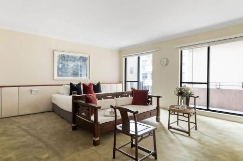 Stylish & Cozy 4BR Retreat with FREE Parking Apartment