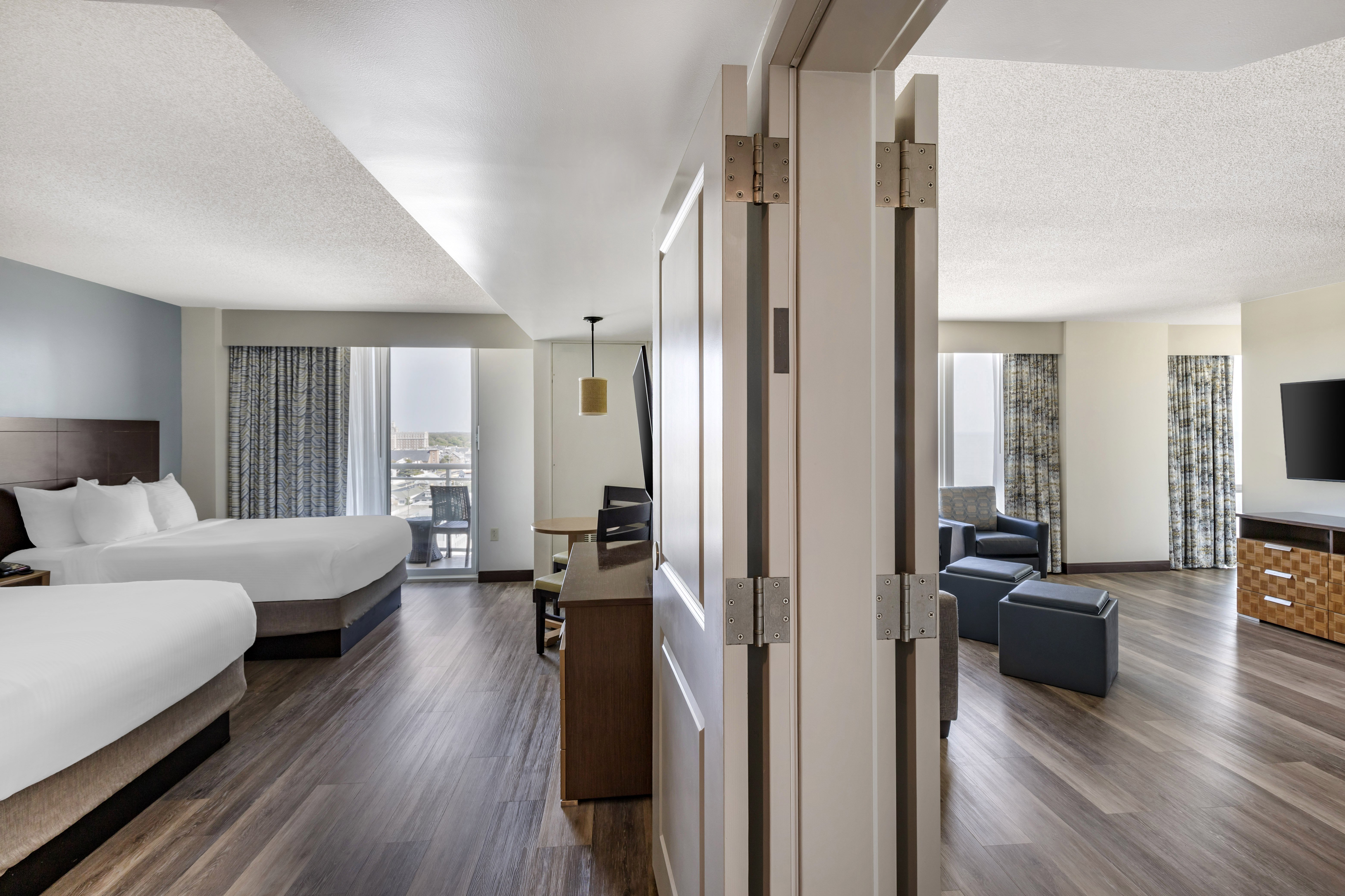 特大床和两张双人床海景两卧室套房