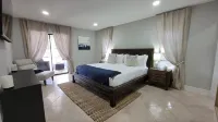 Designer 3 Br Home Heated Pool 3 mi. from the Beach & Downtown Private Backyard