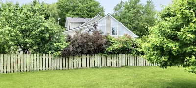 Modern cottage w/sauna, fire pit, outdoor dining, pool table, & sunroom  호텔