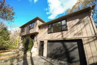 5 Star Coastal Farmhouse- Dog Friendly- 3Br in Westerly! Minutes to Beach & Town