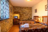 Casas Pirineo Aínsa: Historic Palace & Garden Hotele w: 