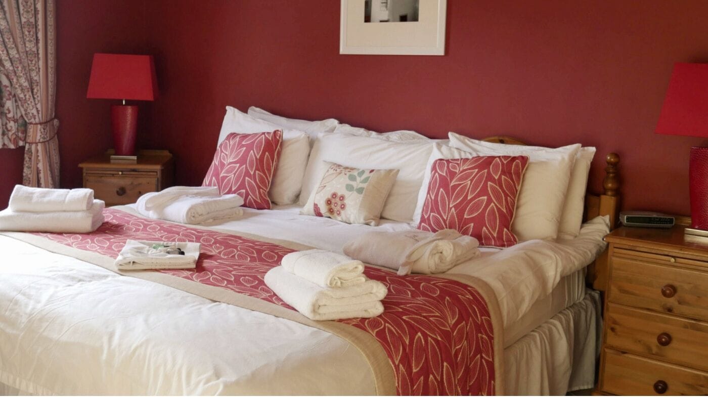 标准别墅， 4 间卧室， 壁炉， 花园景观