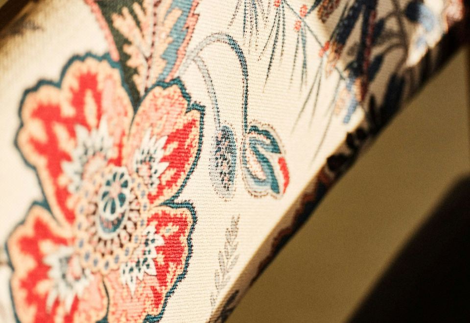 全景客房，配备 2 张双人床，可欣赏城市景观