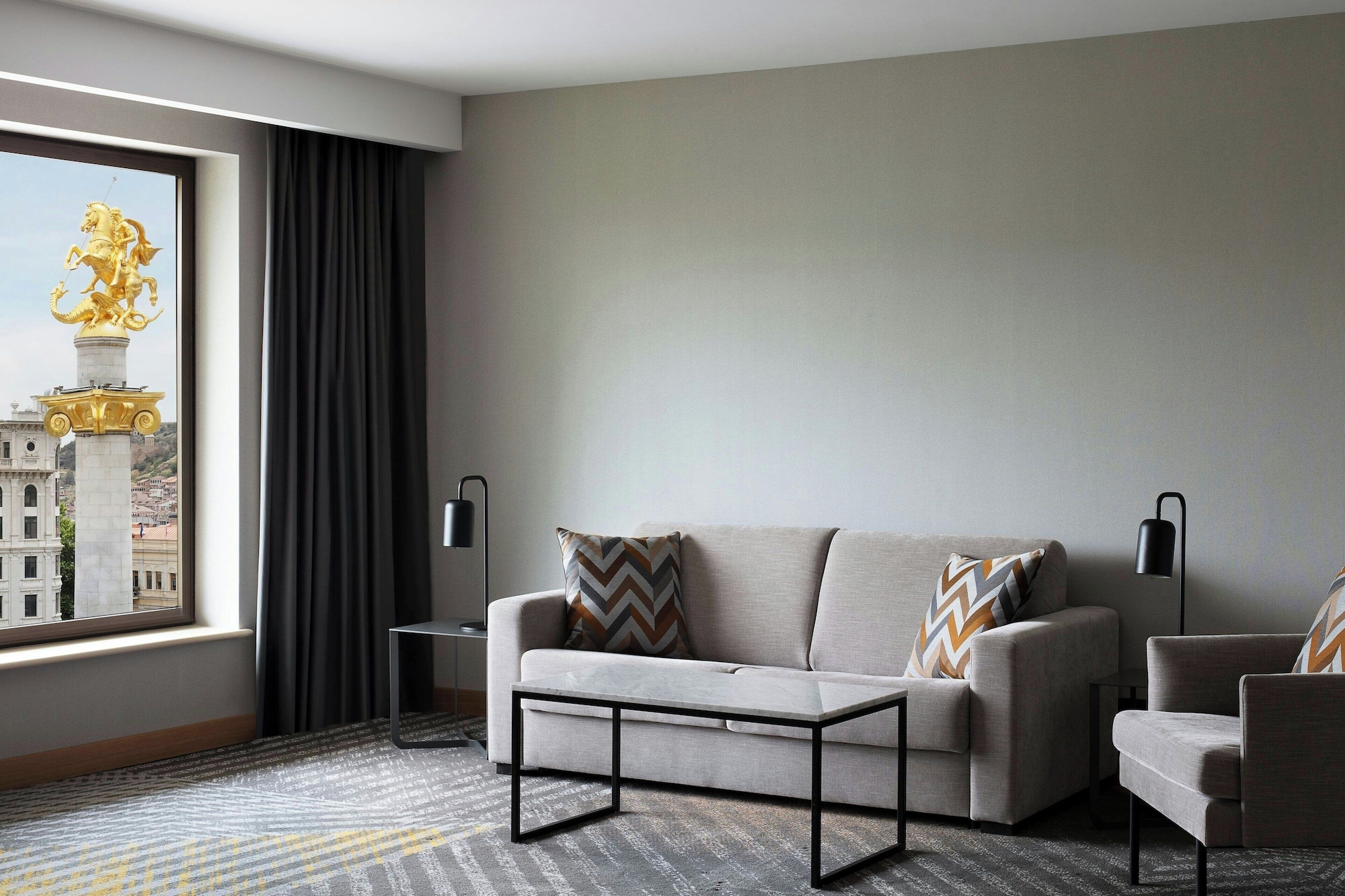 小型套房一卧室特大床梳化床自由广场景和城景