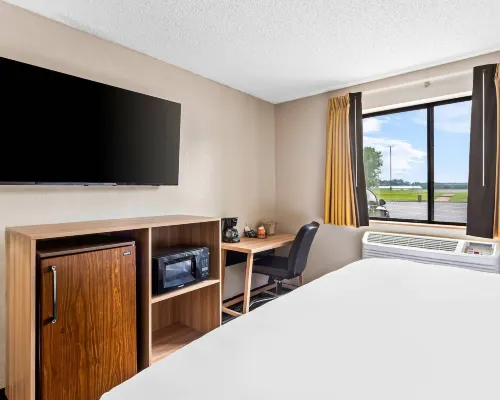 Quality Inn & Suites Howe - Sturgis Hotels in LaGrange County