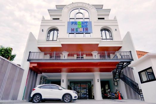 Front One Hotel Mesir  Surabaya