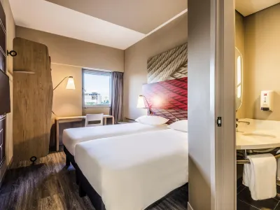 Ibis Cali Granada Hotele w: 
