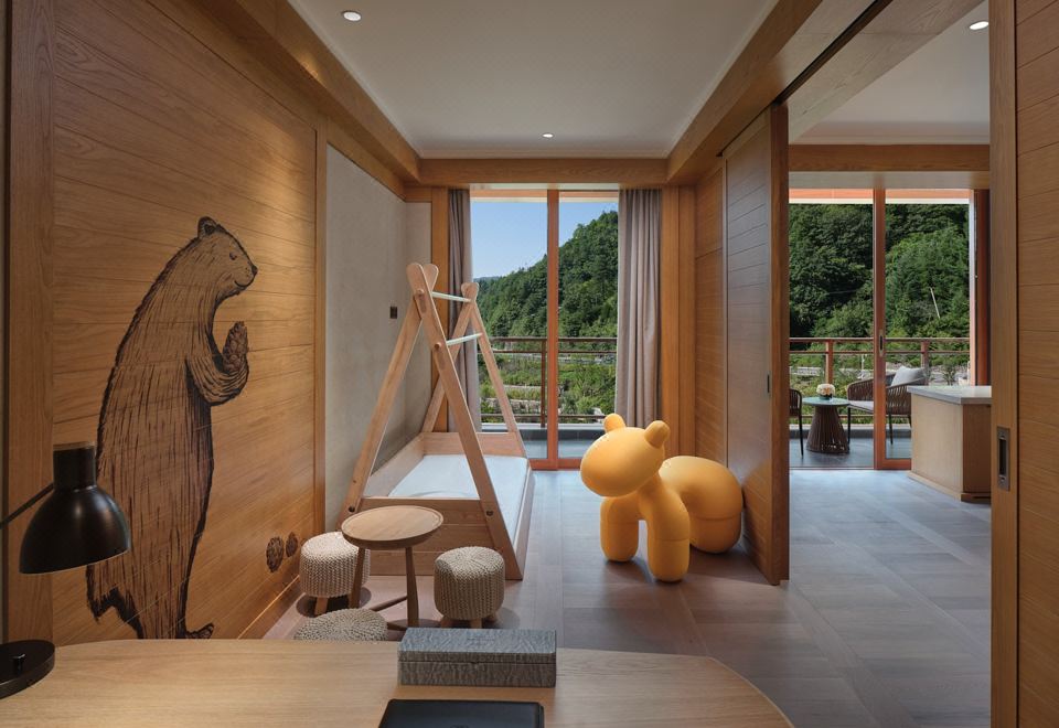 CROWNE PLAZA SHENNONGJIAKing Bed And 1 Kids Bed Suite Mountain View Lounge Access