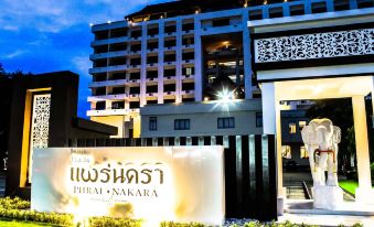"a large building with a sign in front of it that says "" prana nakara .""." at Phrae Nakara Hotel