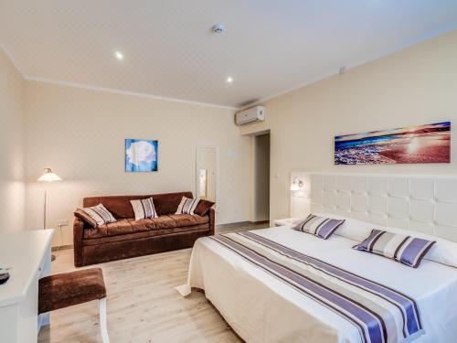 带阳台的小型套房