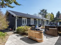"Øllegaard" - 1km from the Sea Hotels in Dronningmølle