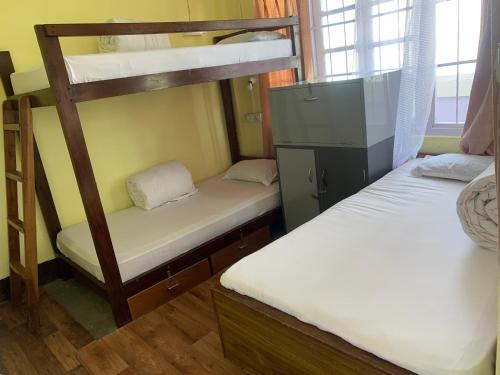 混合宿舍房中的单人床位