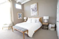 Gorgeous Lake Front Home, Central Location