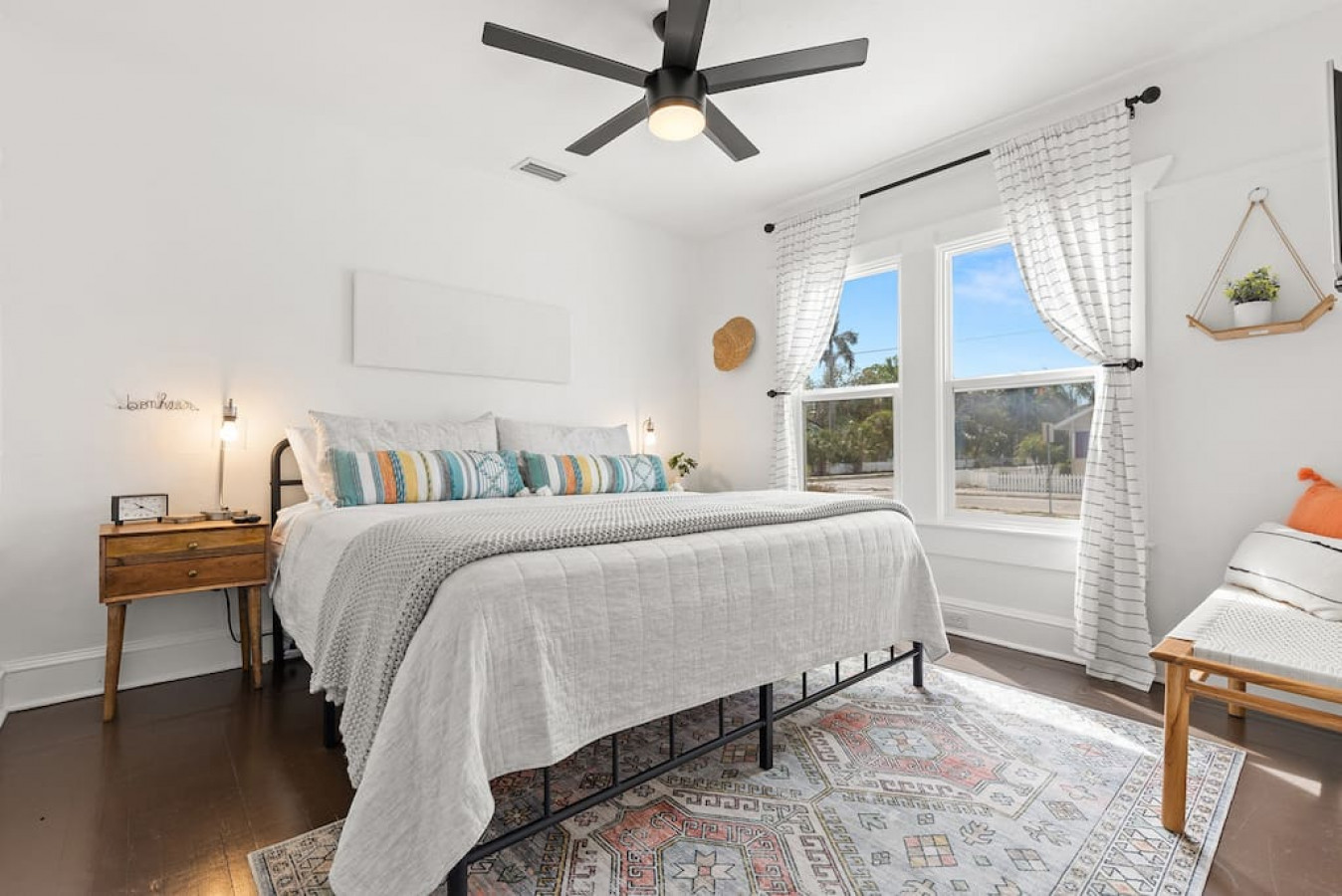 迷人的休闲-带盖泳池、室外烧烤、游戏