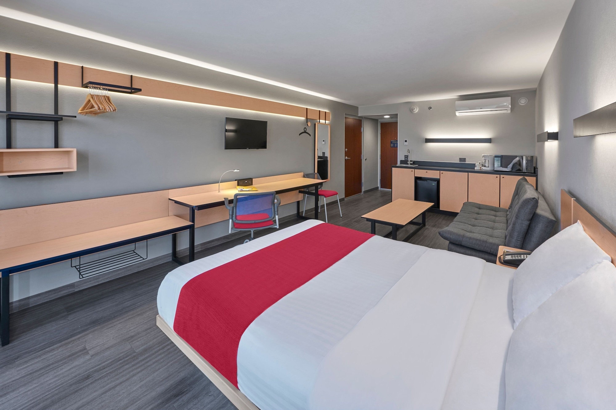 带有梳化床的高级大床房