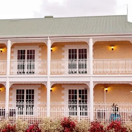 White Lace Motor Inn Mackay Отели в г. Маккай