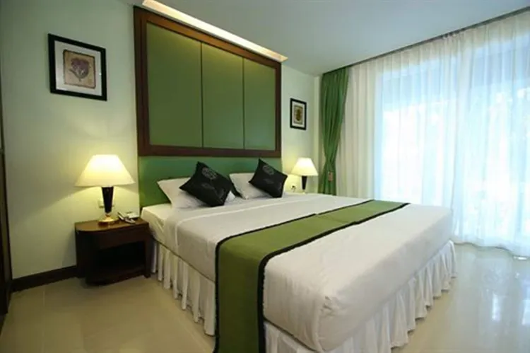 ห้องดีลักซ์ พร้อมวิวสระว่ายน้ำ