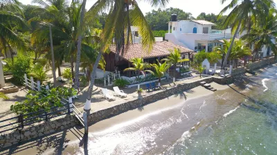 Beachfront Cabin with Wi-Fi のホテル